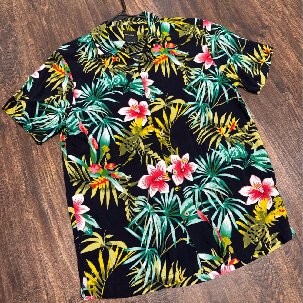 Mens Black Floral Button Up Size Medium